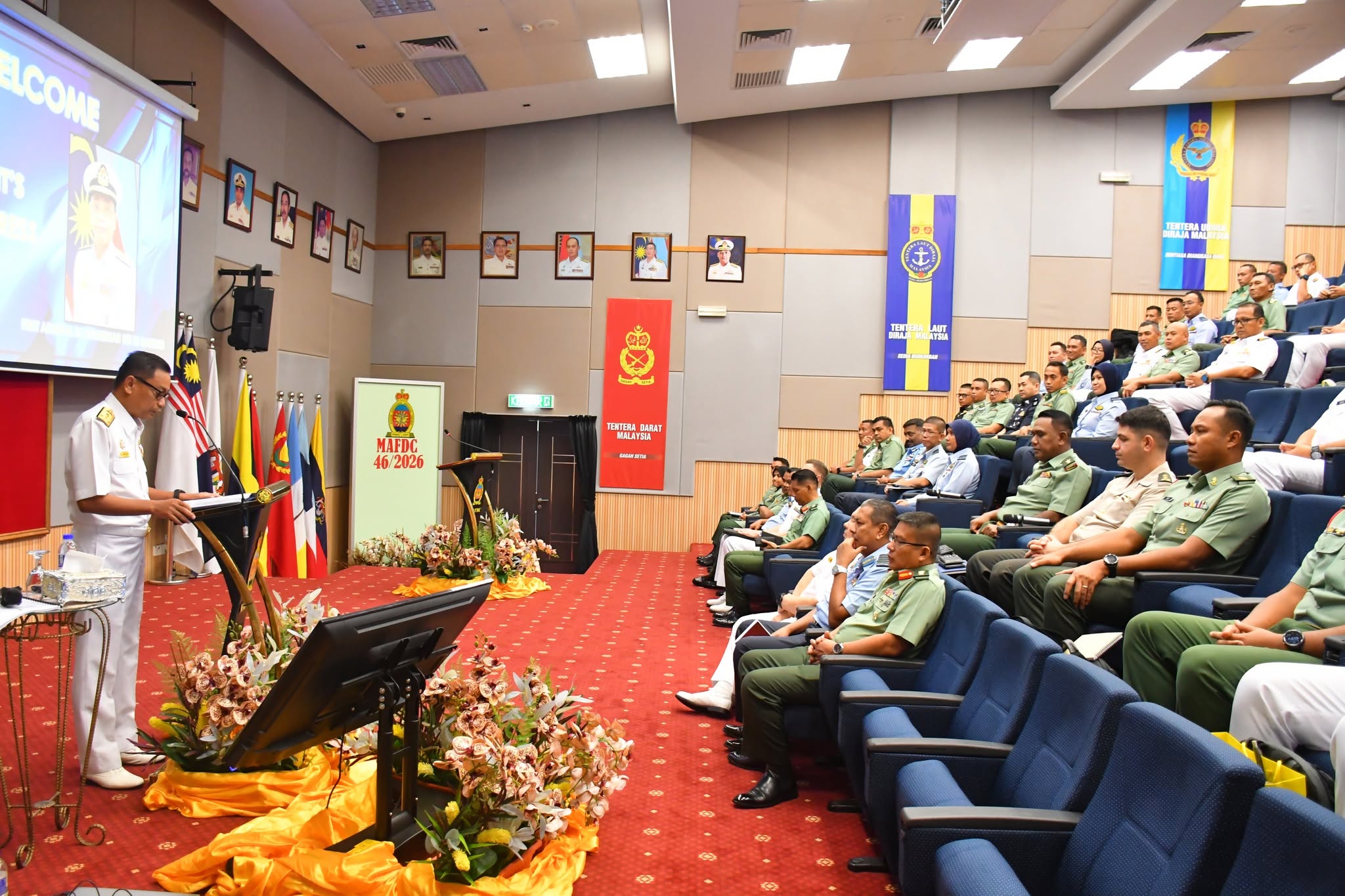 Majlis pembukaan Kursus MPAT Kohort 46/2026 di dewan kuliah, dengan peserta kursus berpakaian seragam